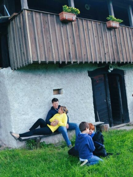 Kam na Dolenjsko s psom, Družina s psom pred zidanico